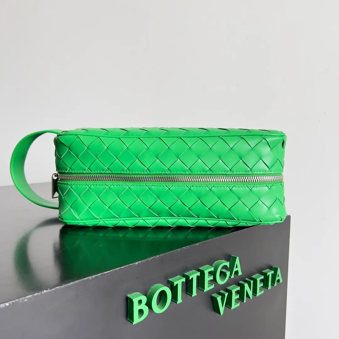 Batch 1260 BOTTEGA VENETA 2024 new INTRECCIATO classic toiletry bag, the choice of discerning people. The low-key luxury quality is the interpretation of its brand. If you like low-key BV, it is the first choice~~ Style number: 729295 Size: 26*13*10cm